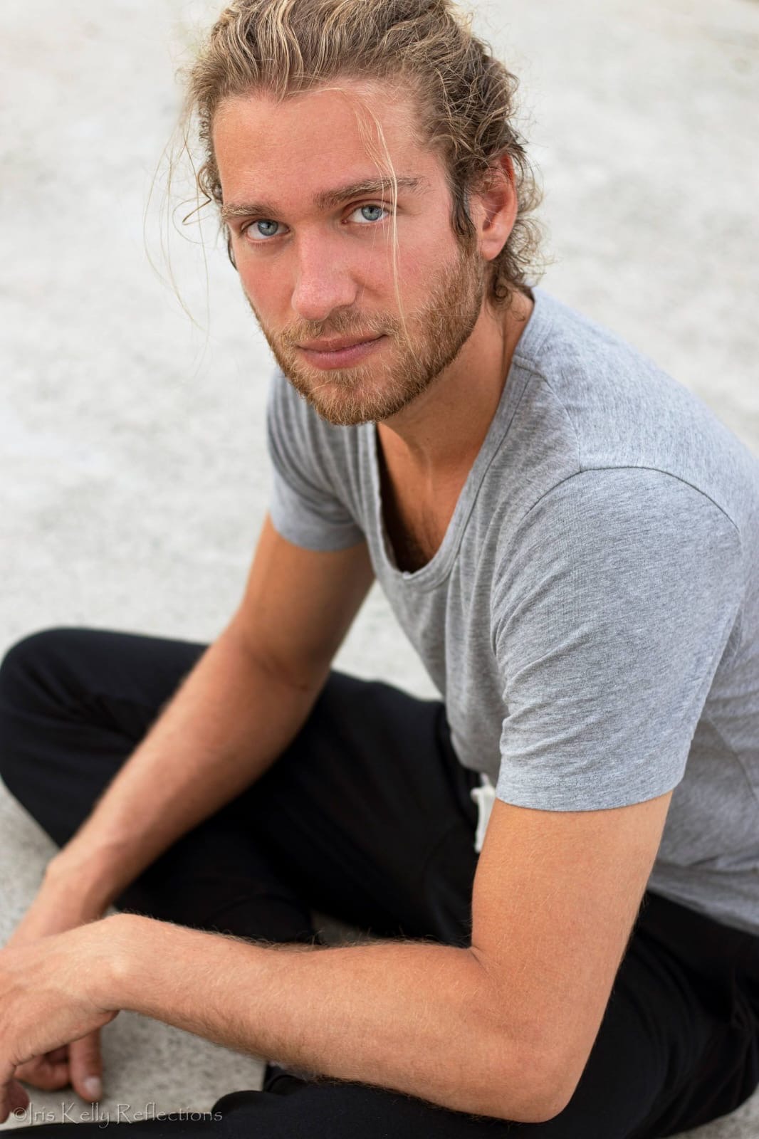 Frederik De Schepper, zittend portret in natuurlijk licht