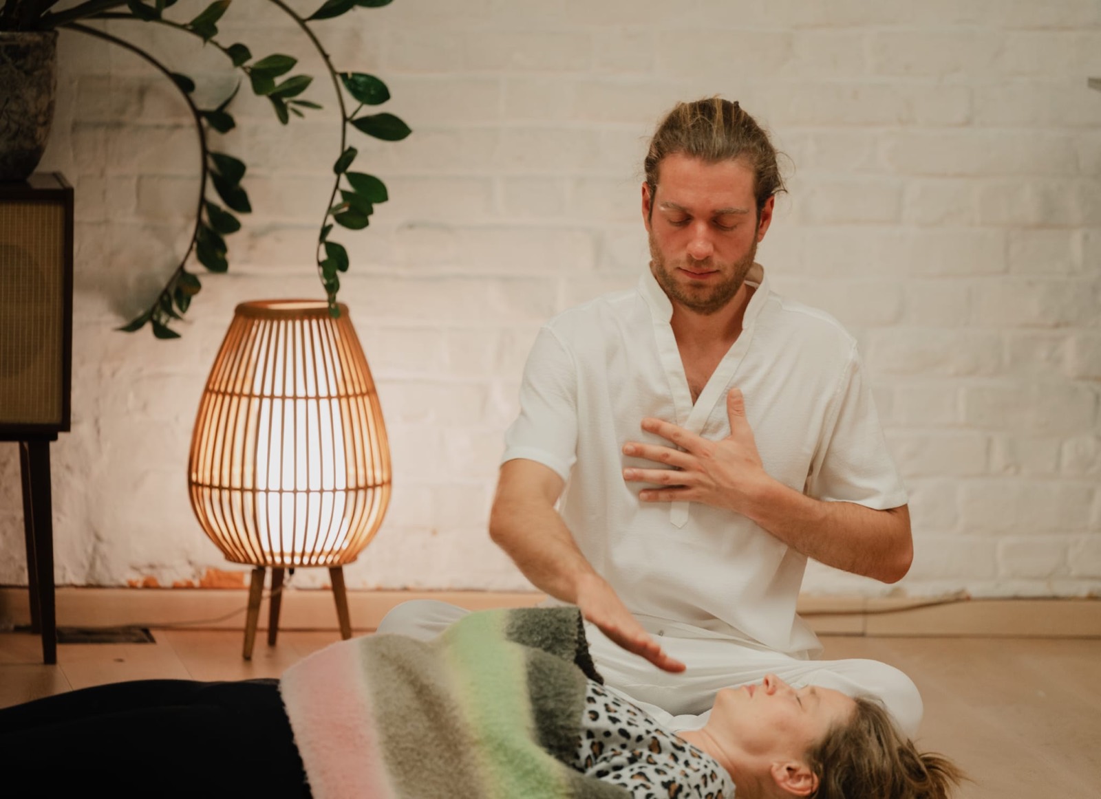 Frederik begeleidt een deelnemer tijdens een individuele sessie